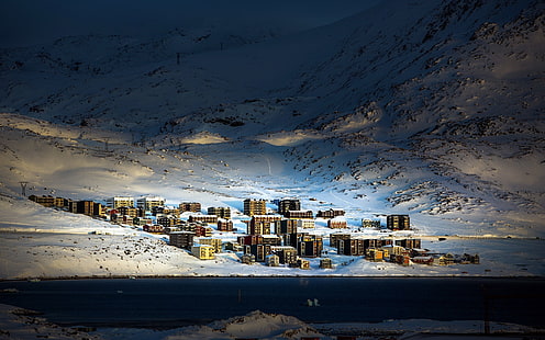 ภาพถ่ายทางอากาศของหมู่บ้านบนเชิงเขาหิมะกรีนแลนด์อาร์กติก, วอลล์เปเปอร์ HD HD wallpaper