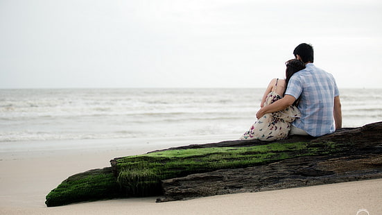 top azul masculino, praia, rocha, sentado, casal, abraçando, HD papel de parede HD wallpaper