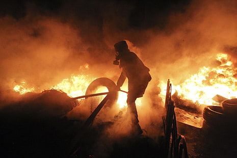 Ukraine, Ukrainian, Maidan, Kyiv, protestors, gas masks, fire, HD wallpaper HD wallpaper
