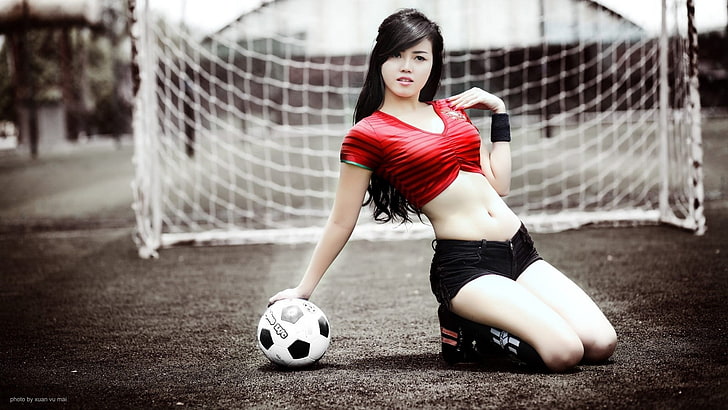 여자의 빨간 자르기 상단과 검은 색 짧은 반바지, 축구, 공, 무릎을 꿇고, 아시아, 여성, 모델, HD 배경 화면