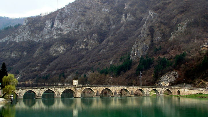 Die Brücke über die Drina ist auch ein großartiges Buch, weiße Betonbrücke, Fluss, Brücke, Berge, Bögen, Natur und Landschaften, HD-Hintergrundbild