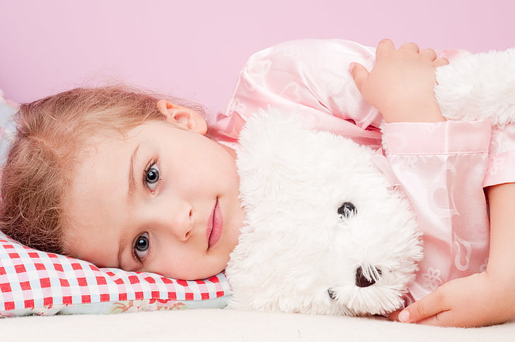 white teddy bear plush toy, look, toy, girl, pillow, pajamas, child, gray-eyed, Teddy bear, blonde, HD wallpaper