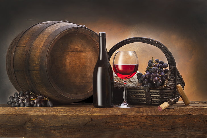 стеклянная бутылка черного вина и вино прозрачного стекла, вино, корзина, бутылка, виноград, бочка, штопор, HD обои