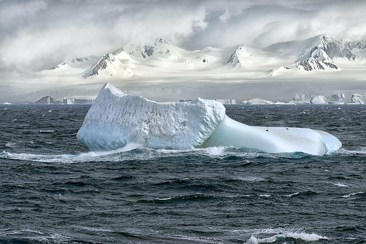 большой айсберг плавает на середине океана, природа, айсберг, плавать на, середине, океан, Кристофер Мишель, Антарктида, пингвин, айсберги, полярный, нсф, лед, потрясающий, айсберг - ледообразование, арктика, южный полюс, Исландия, море,ледник, северная Аляска, снег, северный полюс, холод - температура, полярный климат, вода, гренландия, синий, HD обои