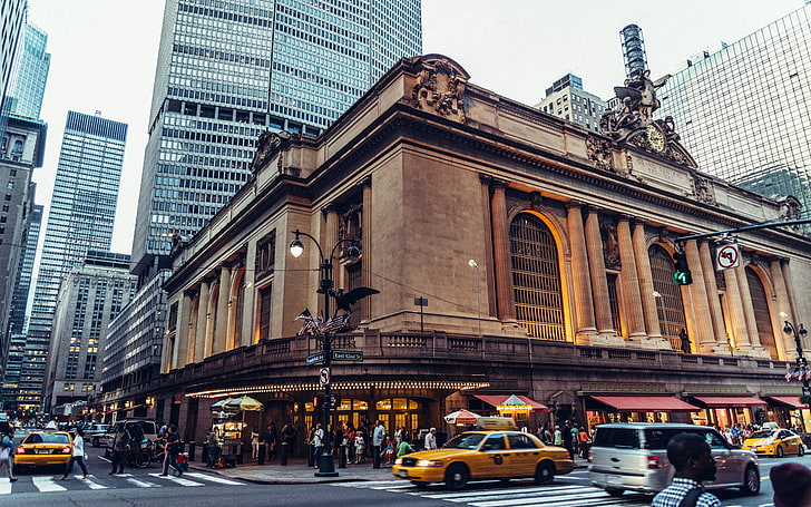 茶色のコンクリートの建物と黄色いタクシー、グランドセントラル駅、都市の景観、都市、道路、交通、ニューヨーク市、車、建物、高層ビル、歩行者、像、柱、アメリカの国旗、 HDデスクトップの壁紙