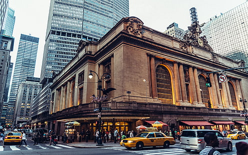 茶色のコンクリートの建物と黄色いタクシー、グランドセントラル駅、都市の景観、都市、道路、交通、ニューヨーク市、車、建物、高層ビル、歩行者、像、柱、アメリカの国旗、 HDデスクトップの壁紙 HD wallpaper