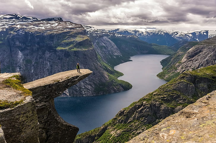 キャニオン、雲、女性、写真、崖、石、岩、風景、雪、自然、ノルウェー、フィヨルド、ハイキング、 HDデスクトップの壁紙