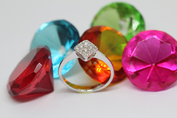 silberfarbener Ring mit klaren Edelsteinen, Schmuck, Diamant, Ring, Gold, HD-Hintergrundbild