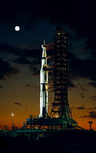 Apollo, rampes de lancement, NASA, nuit, affichage portrait, fusée, Saturn V, image numérisée, Fond d'écran HD HD wallpaper