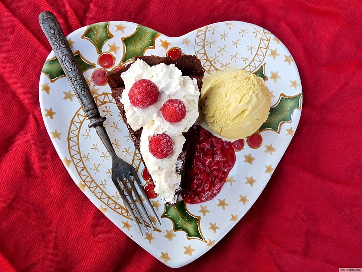 sepiring kue raspberry dengan icing, pencuci mulut, steker, piring, es krim, kue, beri, hati, Wallpaper HD