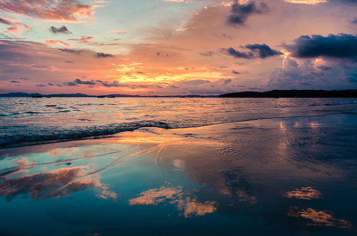 الخط الساحلي تحت السماء الملبدة بالغيوم ، البحر ، الشاطئ ، غروب الشمس، خلفية HD