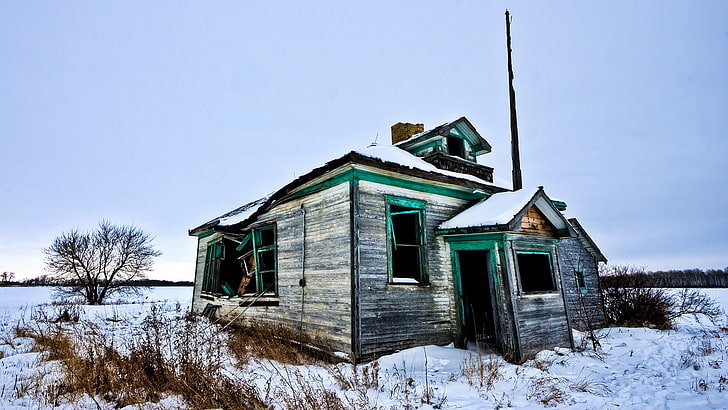зеленый и белый деревянный дом, пейзаж, руины, снег, заброшенный, дом, зима, пасмурно, HD обои