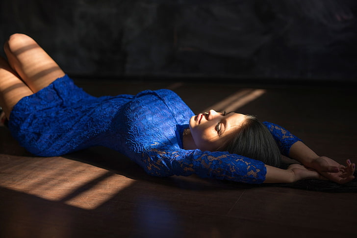 women's blue floral long-sleeved dress, women, model, brunette, long hair, blue dress, minidress, lying on back, on the floor, sunlight, shadow, wooden surface, Marina Shimkovich, HD wallpaper