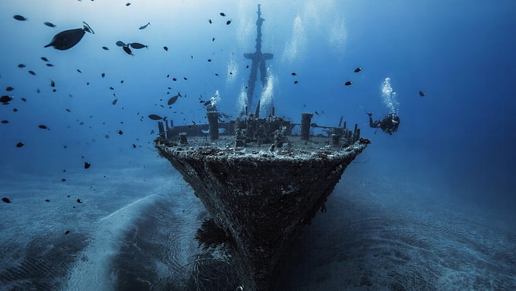 حطام سفينة سوداء ، بحر ، سفينة ، حطام سفينة ، ماء ، تحت الماء ، أسماك ، غواصين ، فقاعات ، أزرق ، صورة ظلية، خلفية HD