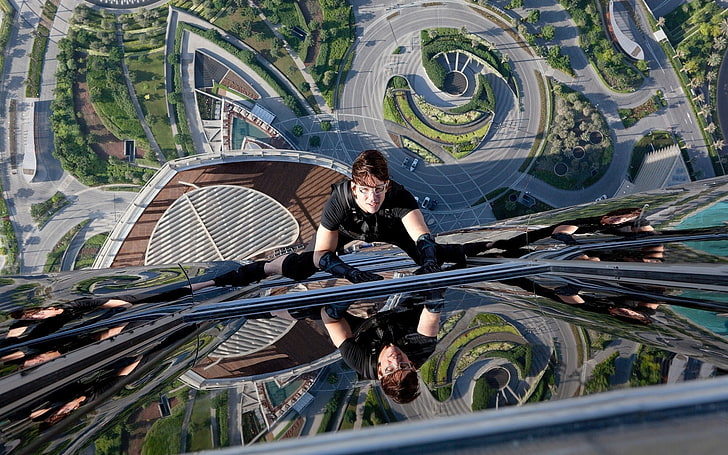 uomo in camicia nera arrampicata grattacielo di giorno, protocollo Mission Impossible Ghost, Tom Cruise, arrampicata, altezze, film, attore, riflessione, Sfondo HD