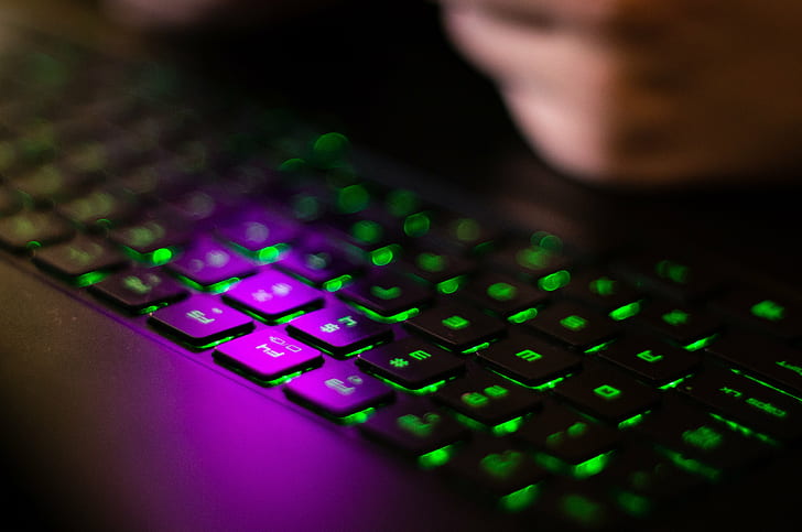 фотография, показывающая клавишные колпачки клавиатуры с зеленой подсветкой, пурпурный, фото, клавиатура, SMC, Takumar, подсветка, черная, компьютерные игры, зеленая рука, m42, razer, компьютер, технология, интернет, компьютер Клавиатура, HD обои