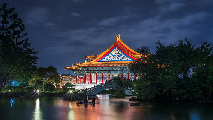 vit och röd betongbyggnad, hus, ljus, natur, träd, natt, asiatisk arkitektur, bro, Taipei, Taiwan, lång exponering, reflektion, teatrar, HD tapet