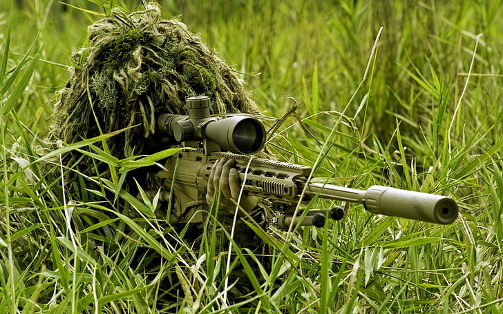 fusil brun avec lunette de visée, fusil de sniper, hommes, combinaison ghillie, soldat, militaire, Fond d'écran HD