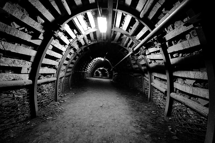 foto em tons de cinza do corredor, túnel, arco, subterrâneo, luzes, superfície de madeira, monocromático, HD papel de parede