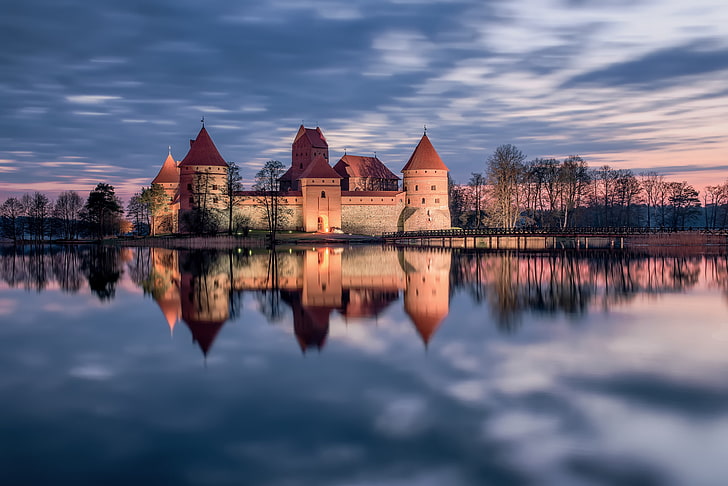 brown castle, sunset, lake, reflection, castle, Lithuania, Trakai, HD wallpaper