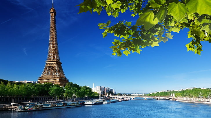 Эйфелева башня возле деревьев, Париж, Эйфелева башня, река, лодка, HD обои