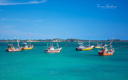 Bateaux de pêche sur la plage-Sri Lanka Win8 fond d'écran, bateau de pêche rouge et blanc, Fond d'écran HD HD wallpaper