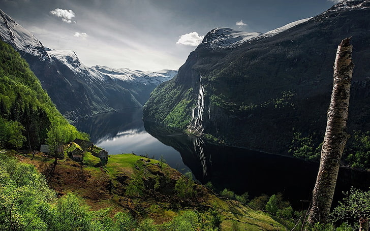 grüner berg mit wasserfall, natur, landschaft, fjord, schlucht, berge, bäume, wasserfall, schneebedeckter gipfel, haus, sonnenstrahlen, geiranger, HD-Hintergrundbild