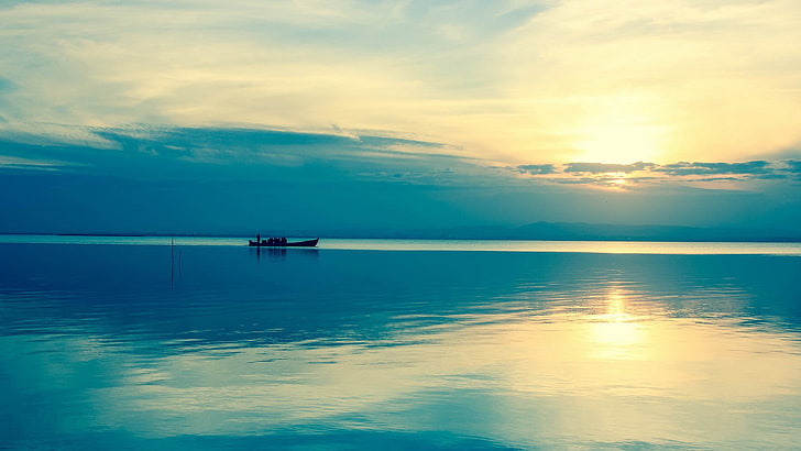 قارب بني ، شاطئ ، ماء ، سماء ، ضوء الشمس ، طبيعة، خلفية HD