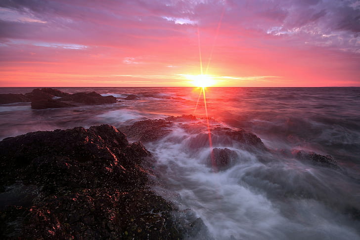 Morgonsolstrålar på havet, brunt havssida vaggar, hav, stenar, sol, strålar, moln, morgon, HD tapet