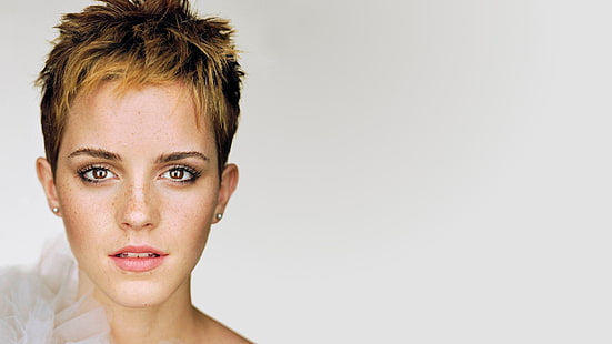 Emma Watson, Emma Watson, ใบหน้า, ผู้หญิง, นักแสดง, กำลังมองหาผู้ชม, พื้นหลังเรียบง่าย, วอลล์เปเปอร์ HD HD wallpaper
