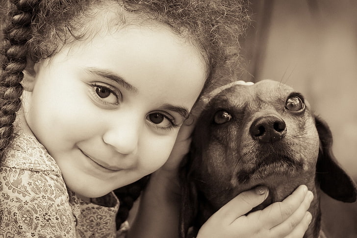 สุนัขสีน้ำตาลเคลือบสั้นเด็กผู้หญิงใบหน้ารอยยิ้มสุนัขเพื่อน, วอลล์เปเปอร์ HD