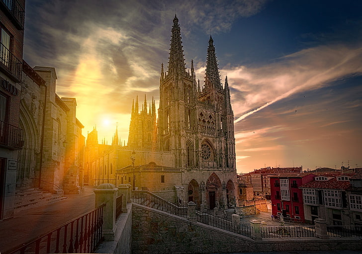 cathédrale brune, paysage urbain, architecture, ville, bâtiment, Burgos, Espagne, cathédrale, maison, immeuble ancien, tour, soleil, lumière du soleil, nuages, Fond d'écran HD