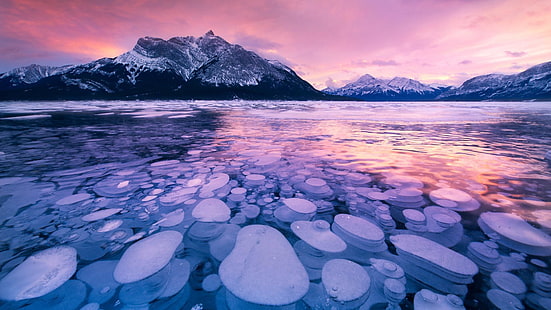 Abraham Lake, Clearwater County, Alberta, Canada, montagne rocciose, parco nazionale, parco nazionale di Banff, bolle congelate, bolle, cielo rosa, riflessione, lago, lago di montagna, montagna, Sfondo HD HD wallpaper