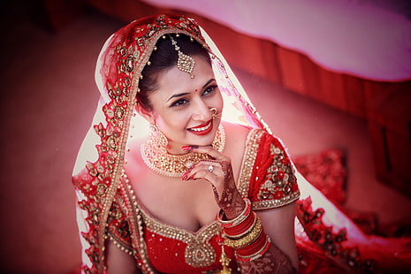 wanita mengenakan gaun berlian imitasi berwarna merah dan emas dengan hiasan kepala jilbab, Divyanka Tripathi, Pernikahan, Pengantin, Lehenga, India, Tradisional, Pernikahan, Wallpaper HD HD wallpaper