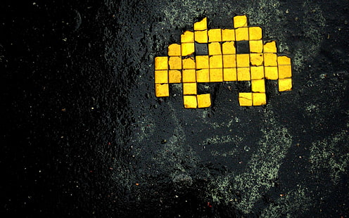 figura de minecraft marrom, videogames, arte digital, Space Invaders, trabalho artístico, jogos retrô, amarelo, rua molhada, preto, HD papel de parede HD wallpaper