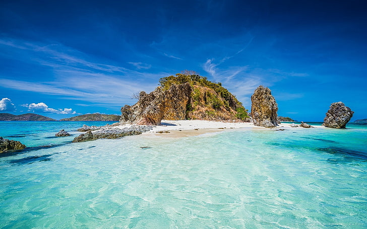 昼間、自然、風景、島、ビーチ、フィリピン、熱帯、岩、砂、ターコイズ、海、水、夏、山、雲の間の島のパノラマ写真、 HDデスクトップの壁紙