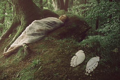 mujer envuelta con textil blanco acostado sobre musgo verde al lado del árbol marrón, mujeres, fantasía, naturaleza, modelo, alas, ojos cerrados, Fondo de pantalla HD HD wallpaper