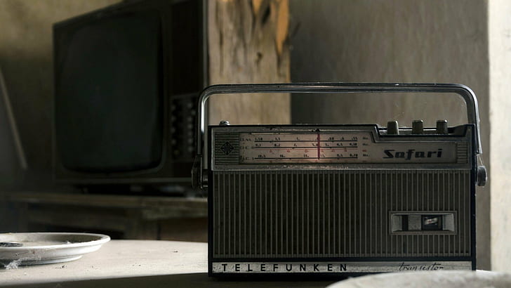 aparelho de televisão velho abandonado rádio mesa pratos poeira vintage, HD papel de parede