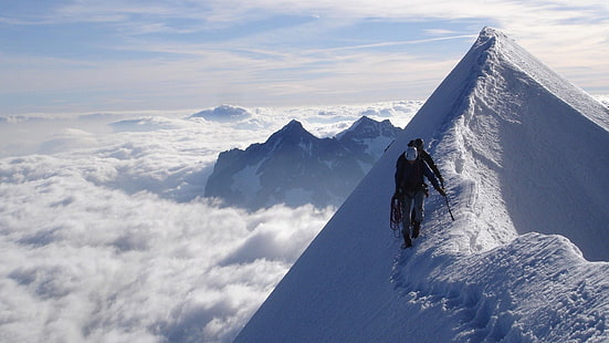 jaqueta preta masculina, montanhas, nuvens, neve, alturas, escalada, céu, natureza, HD papel de parede HD wallpaper