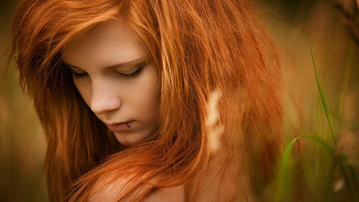 volto femminile, fotografia con messa a fuoco selettiva di capelli biondi donna, donne, capelli rossi, labbra forate, donne all'aperto, piercing, viso, Sfondo HD