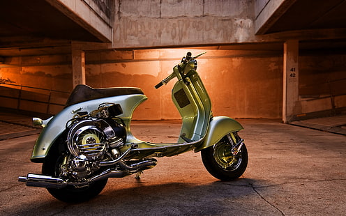 skuter motor chrome dan hitam, latar belakang, sepeda motor, vespa, Wallpaper HD HD wallpaper