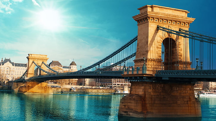 グレシャム宮殿、青い空、太陽、太陽、日中、観光、都市、水、日光、日光、ブダペスト、観光名所、空、ランドマーク、橋、ヨーロッパ、川、ドナウ川、鎖橋、ハンガリー、 HDデスクトップの壁紙
