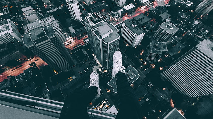 човек, седнал на високата сграда, въздушна фотография на метрополитен, крака, висящи крака, градски пейзаж, покрив, сиво, HD тапет