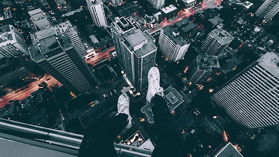 човек, седнал на високата сграда, въздушна фотография на метрополитен, крака, висящи крака, градски пейзаж, покрив, сиво, HD тапет HD wallpaper