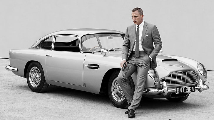 Mann mit Anzugjacke sitzt neben klassischem Coupé, 007, James Bond, Aston Martin, DB5 Aston Martin, Daniel Craig, HD-Hintergrundbild
