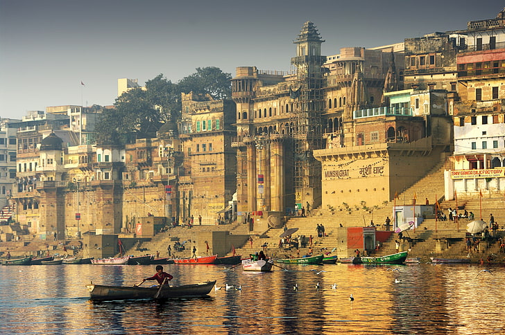 Edificio de hormigón blanco y marrón, agua, ciudad, Varanasi, Fondo de pantalla HD
