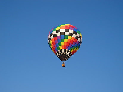 balon w tęczową kratkę pływający w ciągu dnia, tęczowy, kolorowy, w kratkę, za dnia, balony na ogrzane powietrze, festiwal, balon na ogrzane powietrze, latanie, powietrze, niebo, sport, przygoda, niebieski, transport, zabawa, wielobarwny, pojazd powietrzny , kosz, podróż, Tapety HD HD wallpaper