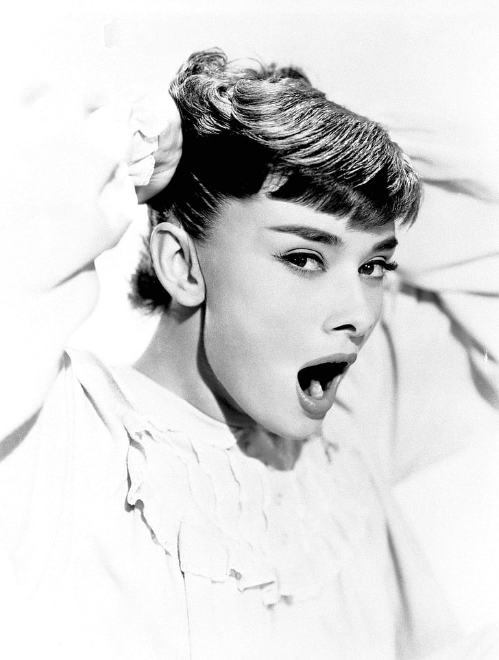 foto em tons de cinza de mulher vestindo camisa branca, Audrey Hepburn, atriz, mulheres, monocromático, boca aberta, retrato, olhando para o espectador, HD papel de parede, papel de parede de celular