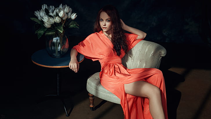 kobiety, ruda, modelka, pomarańczowa sukienka, Georgy Chernyadyev, kobiety w domu, kwiaty, krzesło, portret, nogi, Tapety HD