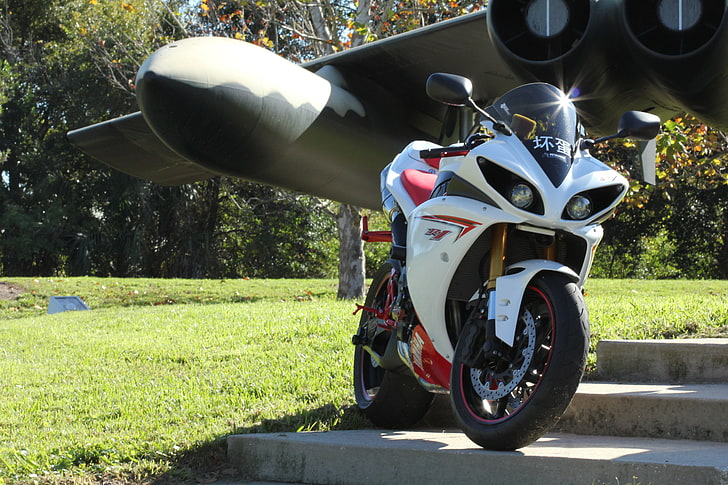 moto deportiva blanca, roja y negra, el avión, ala, motocicleta, blanco, bicicleta, Yamaha, yzf-r1, Fondo de pantalla HD